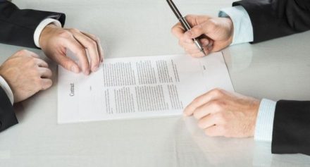¿Qué son las cláusulas tácitas en un contrato de trabajo?